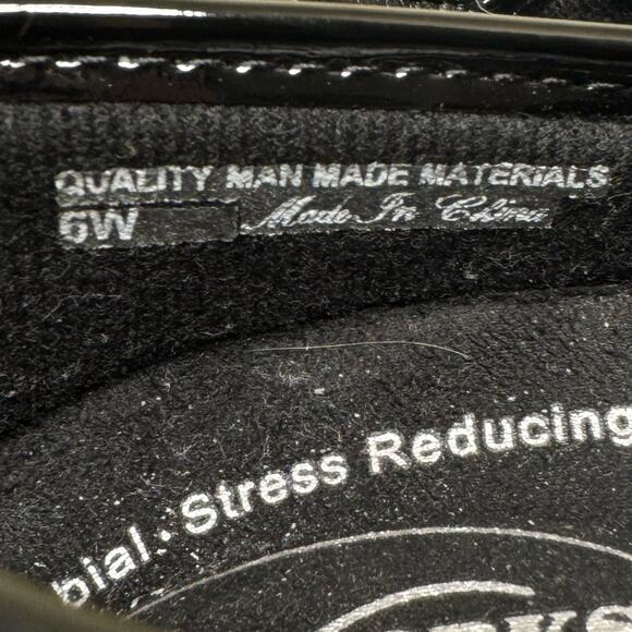 Easy Works by Easy Street Womens 6 Wide Lyndee Slip Resistant Clogs - Picture 9 of 10